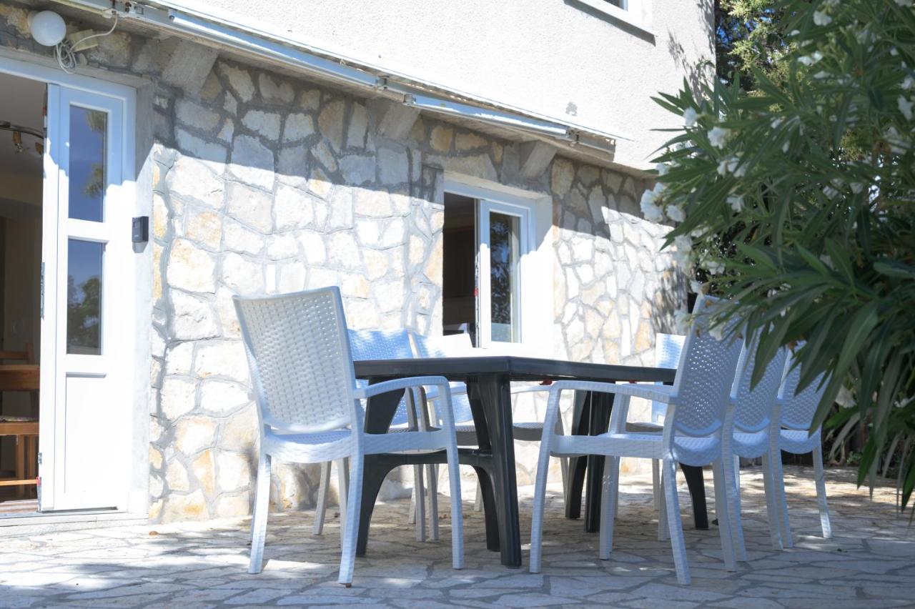 Beachfront House Ivana With Pool - Renovated 2025 Cesarica Bagian luar foto