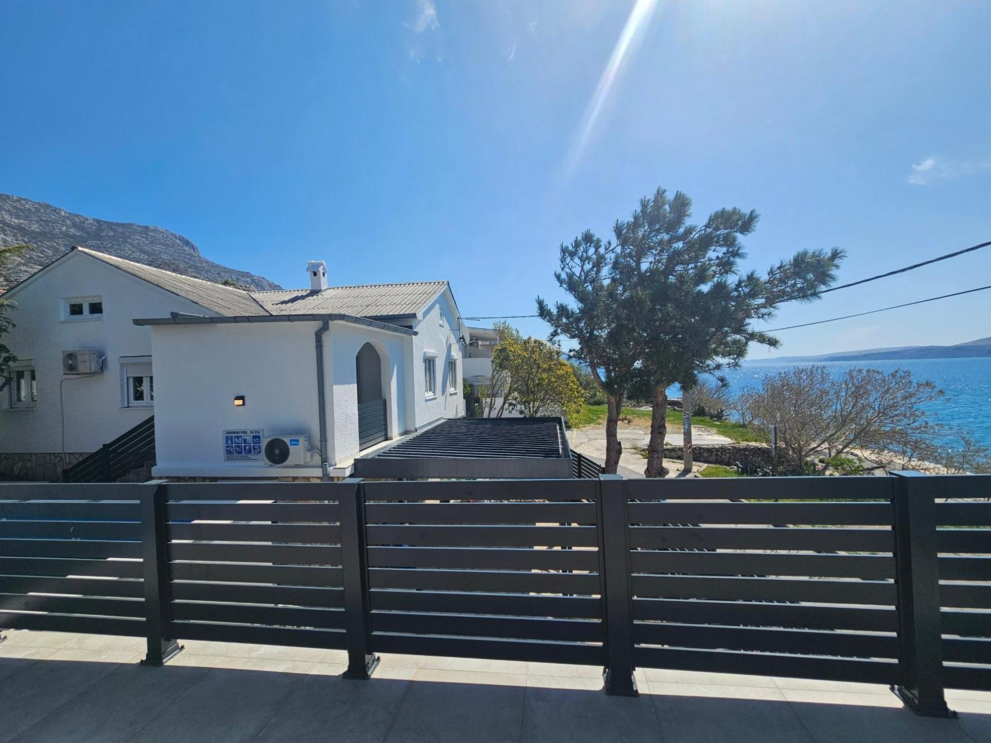 Beachfront House Ivana With Pool - Renovated 2025 Cesarica Bagian luar foto