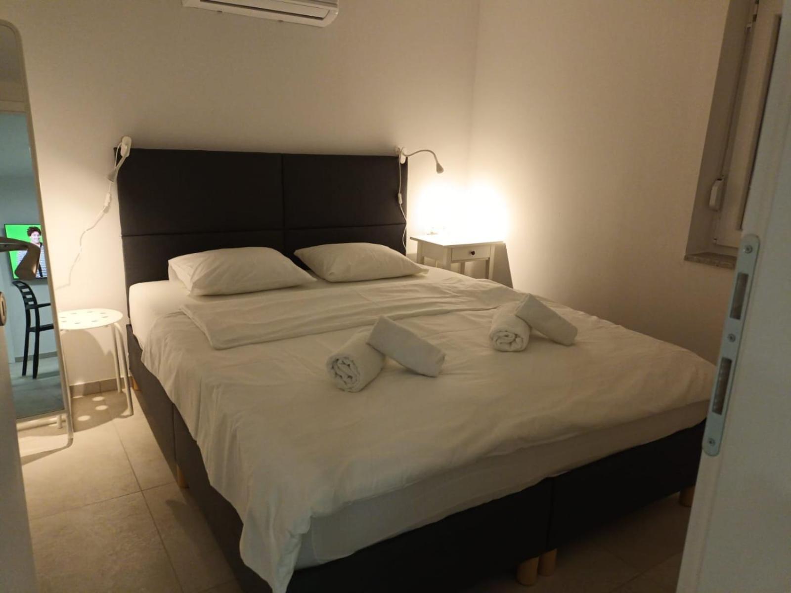 Beachfront House Ivana With Pool - Renovated 2025 Cesarica Bagian luar foto